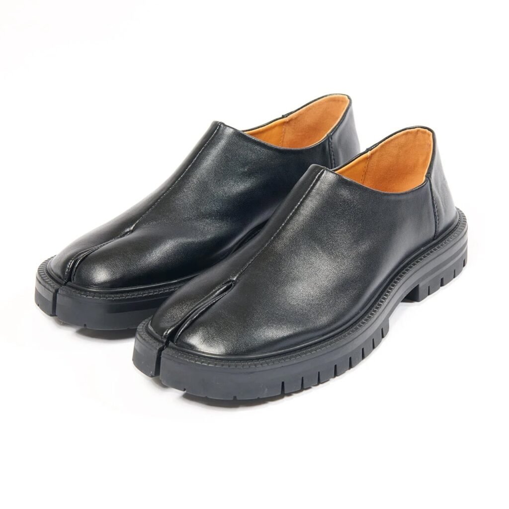 The chunkiest and most sculptural of the bunch, the Furansu Hikari Walk takes the split toe to a new level. The thick outsole and slipper-like upper lean into modern streetwear while keeping the silhouette surprisingly clean. Ideal for wide pants, cropped trousers, and statement fits that demand a stranger shoe. The most fashion-forward tabi in the roundup.
